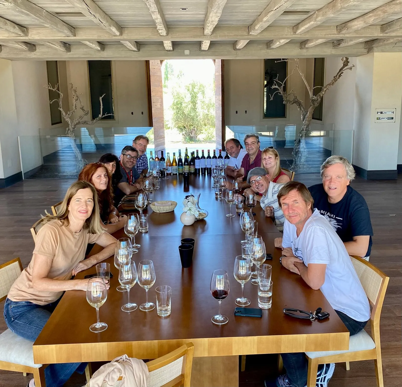 Long shared table: lingering after the tasting
